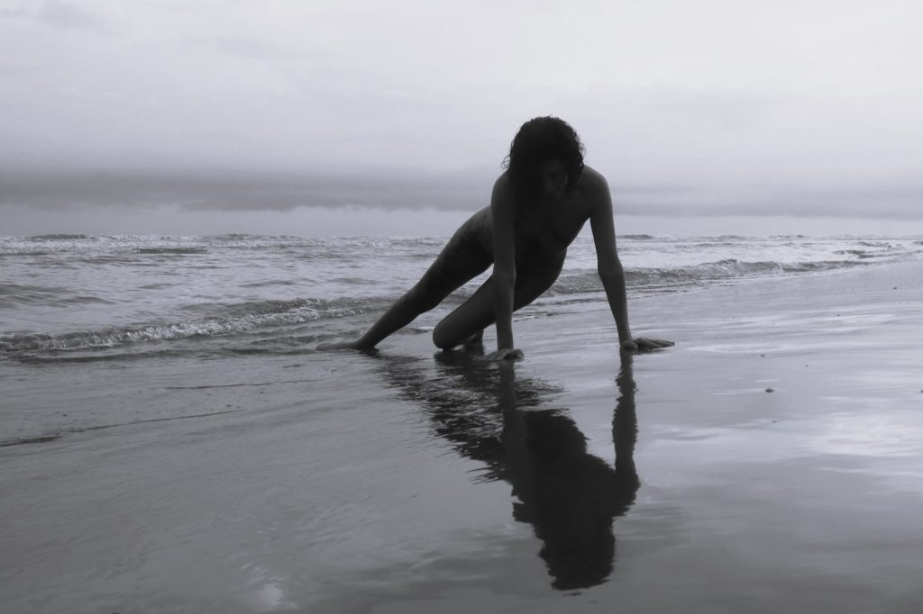 Silueta a contraluz en el amanecer y la playa, galería para Naturismo Vital