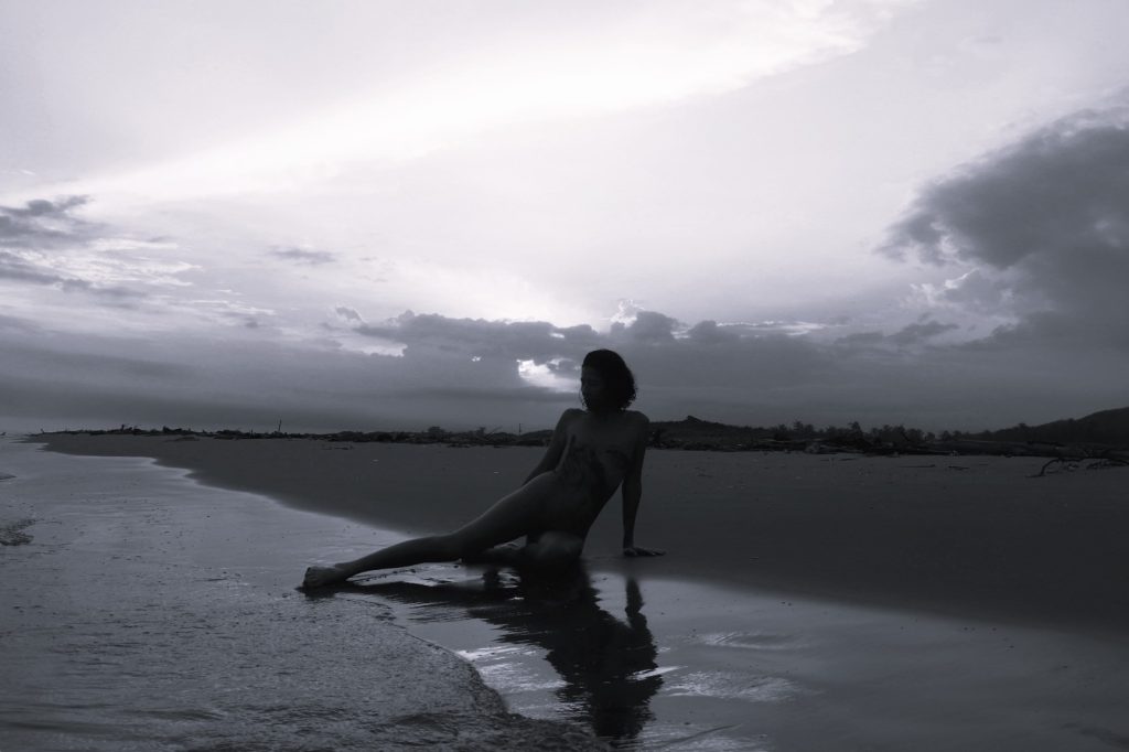 Silueta a contraluz en el amanecer y la playa, galería para Naturismo Vital