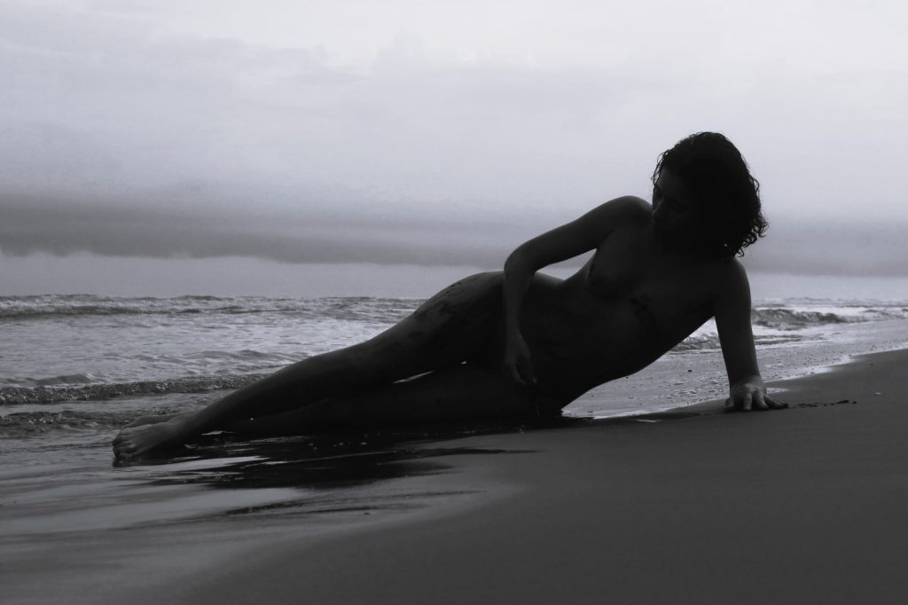 Silueta a contraluz en el amanecer y la playa, galería para Naturismo Vital