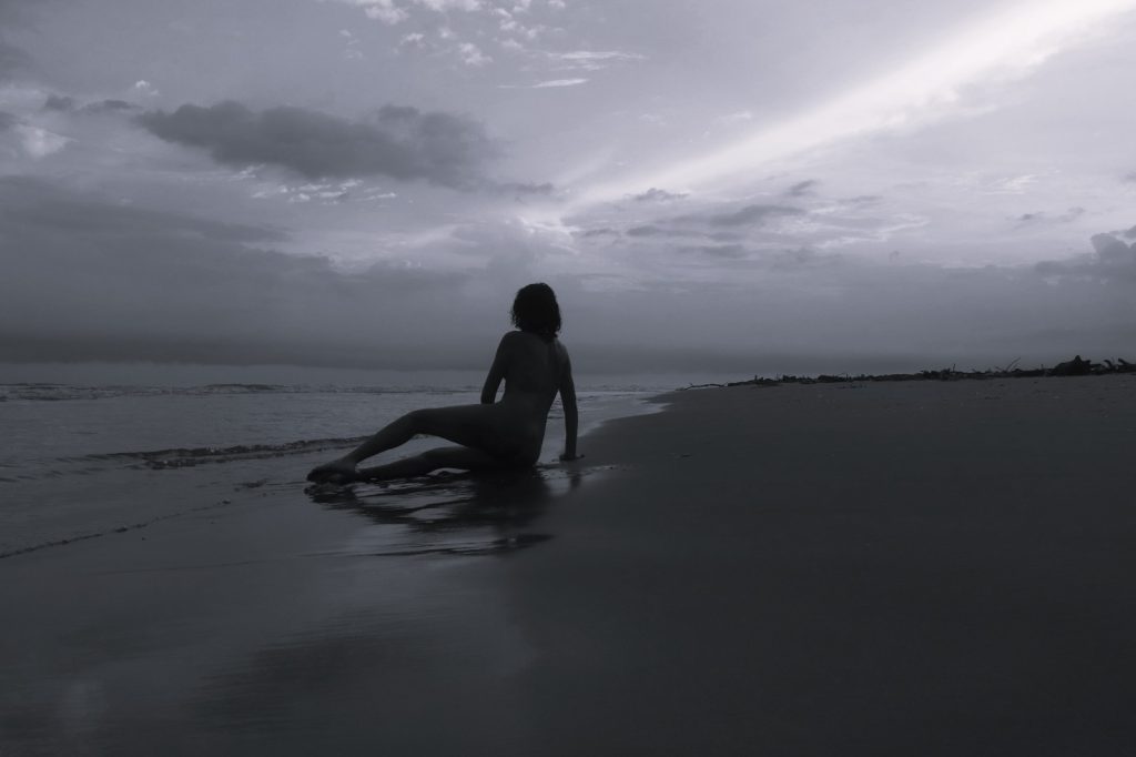 1000Silueta a contraluz en el amanecer y la playa, galería para Naturismo Vital103561