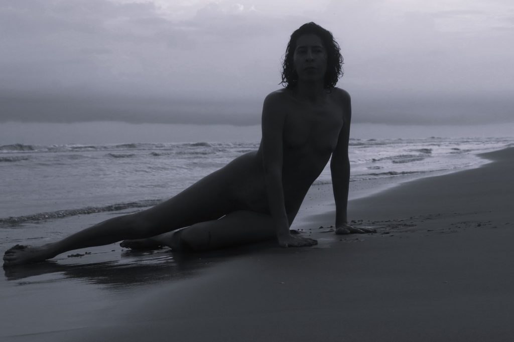 Silueta a contraluz en el amanecer y la playa, galería para Naturismo Vital