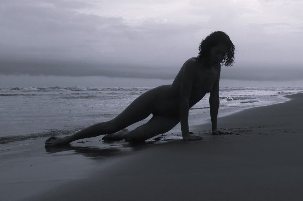 Silueta a contraluz en el amanecer y la playa, galería para Naturismo Vital