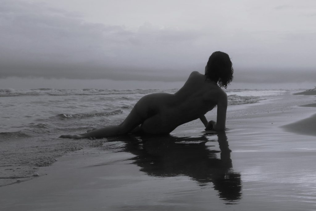 Silueta a contraluz en el amanecer y la playa, galería para Naturismo Vital