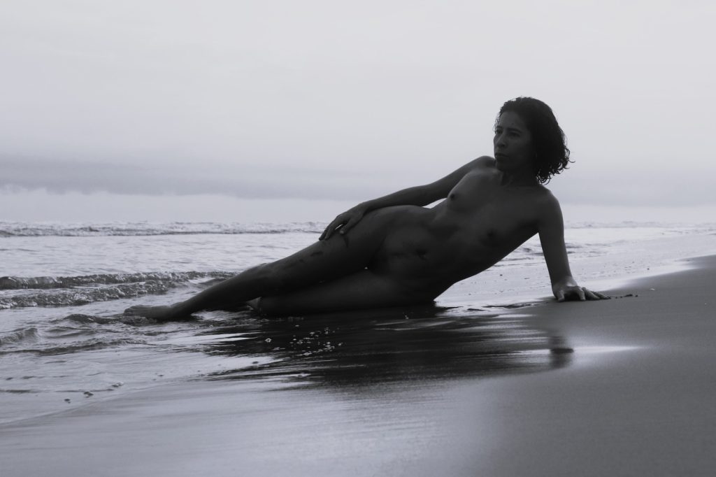 Silueta a contraluz en el amanecer y la playa, galería para Naturismo Vital