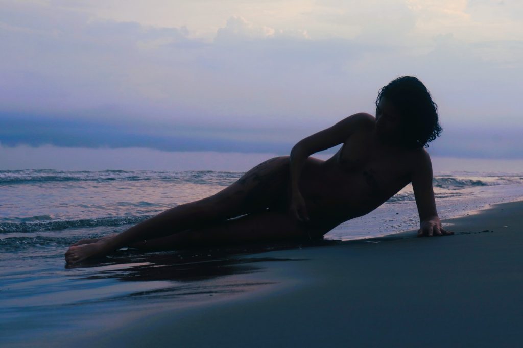 Silueta a contraluz en el amanecer y la playa, galería para Naturismo Vital