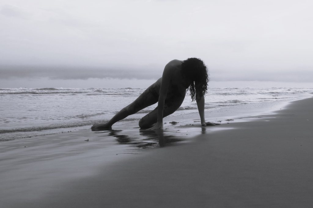 Silueta a contraluz en el amanecer y la playa, galería para Naturismo Vital