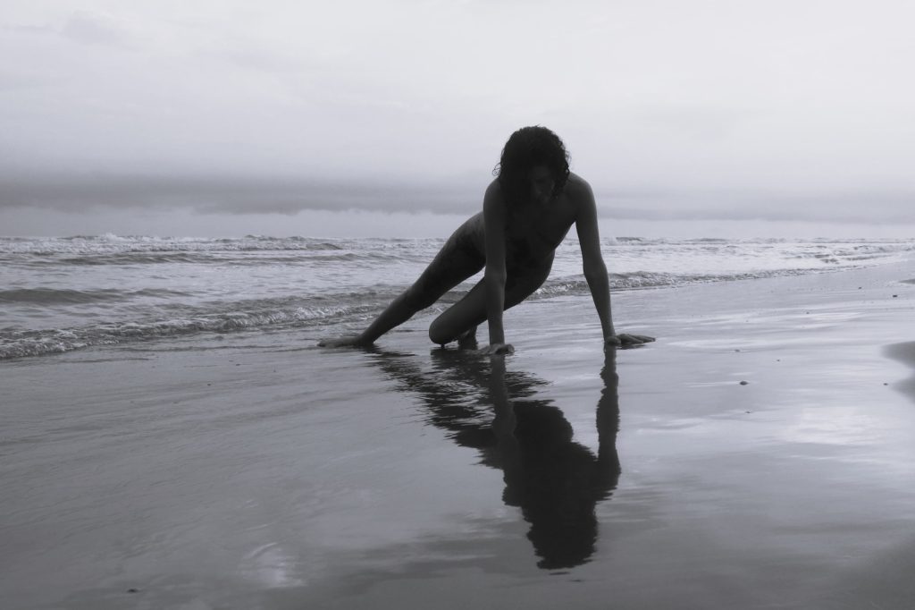Silueta a contraluz en el amanecer y la playa, galería para Naturismo Vital
