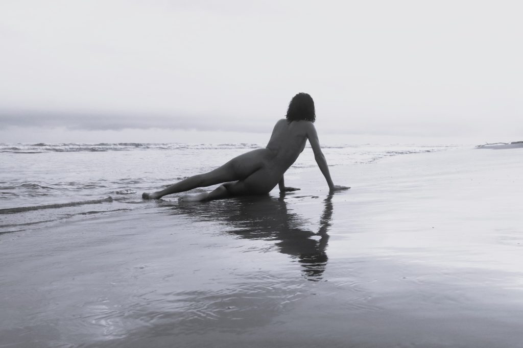 Silueta a contraluz en el amanecer y la playa, galería para Naturismo Vital