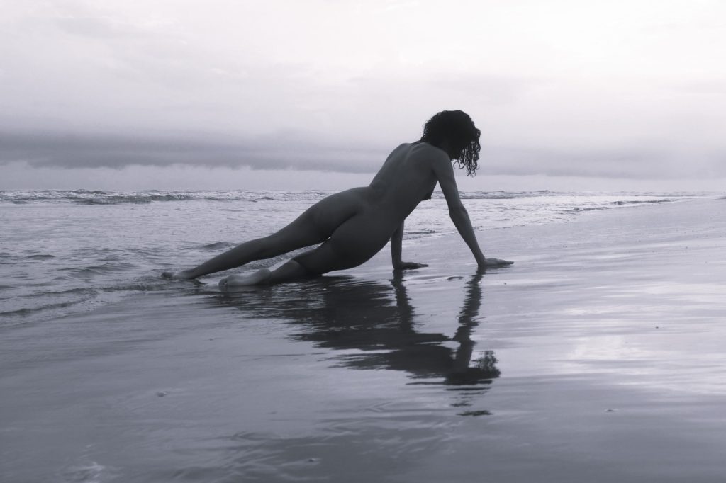 Silueta a contraluz en el amanecer y la playa, galería para Naturismo Vital