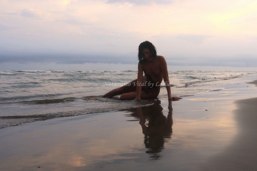 Conexión con la Esencia Silueta a contraluz en el amanecer y la playa, galería para Naturismo Vital
