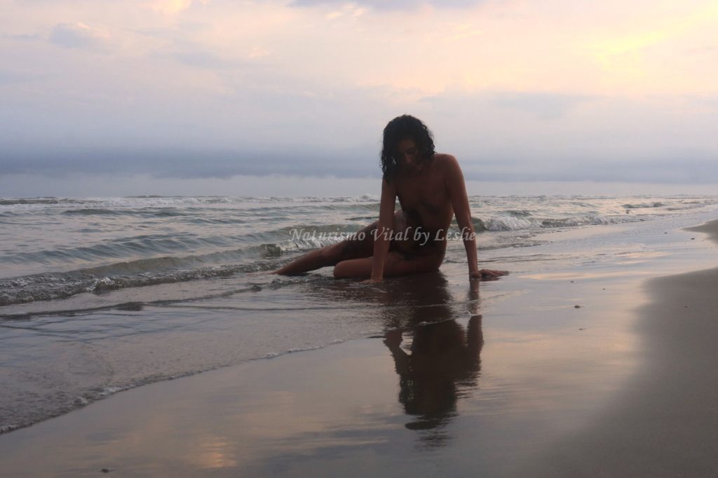 Conexión con la Esencia Silueta a contraluz en el amanecer y la playa, galería para Naturismo Vital