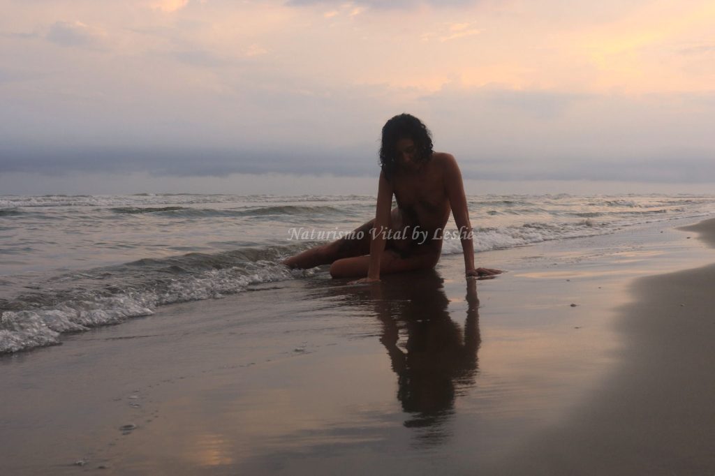 Conexión con la Esencia Silueta a contraluz en el amanecer y la playa, galería para Naturismo Vital