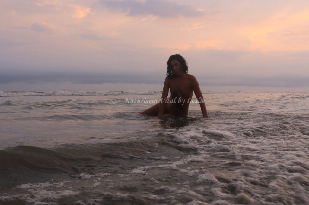 Conexión con la Esencia Silueta a contraluz en el amanecer y la playa, galería para Naturismo Vital