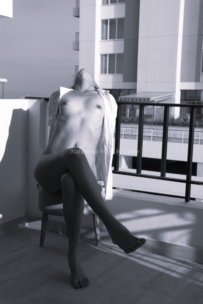 Silueta femenina natural con el atardecer de la ciudad, galería para Naturismo Vital