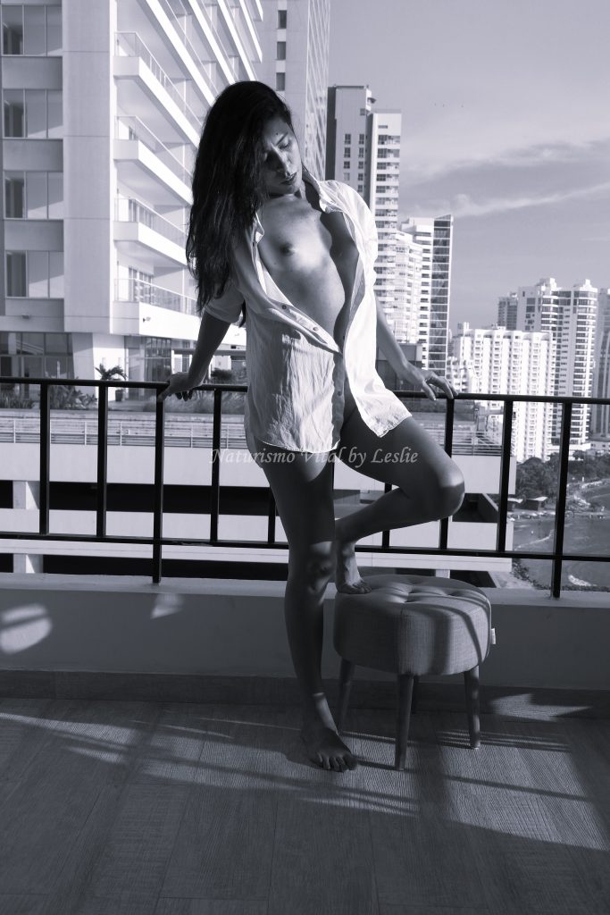 Silueta femenina natural con el atardecer de la ciudad, galería para Naturismo Vital