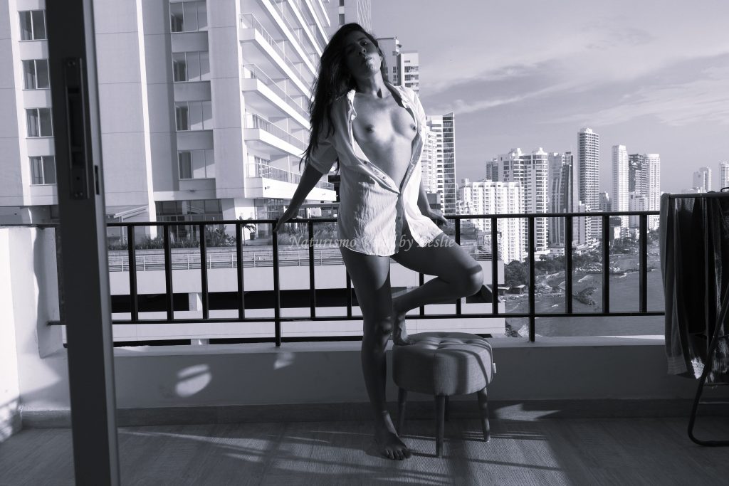 Silueta femenina natural con el atardecer de la ciudad, galería para Naturismo Vital