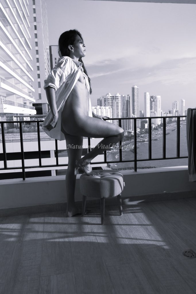 Silueta femenina natural con el atardecer de la ciudad, galería para Naturismo Vital