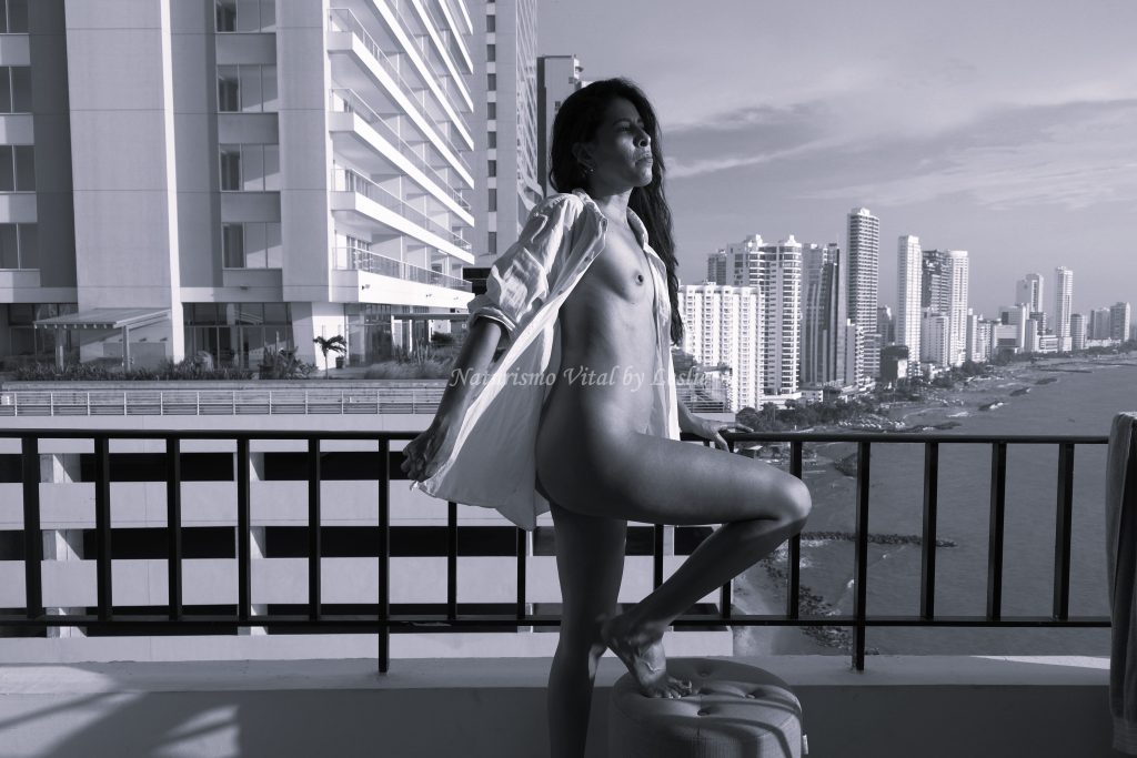 Silueta femenina natural con el atardecer de la ciudad, galería para Naturismo Vital