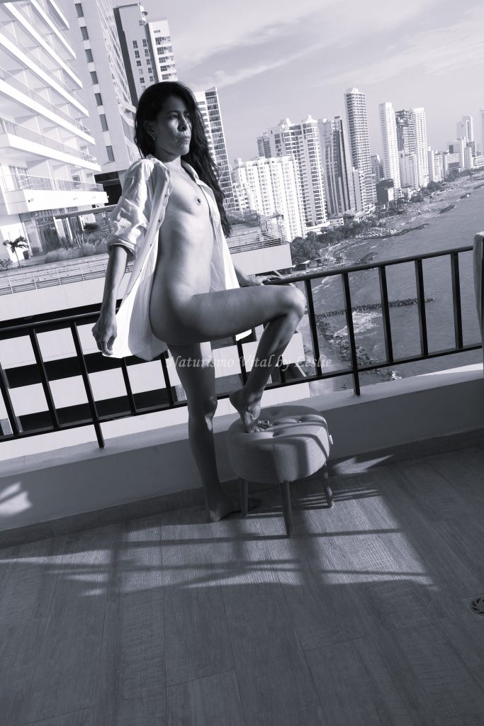 Silueta femenina natural con el atardecer de la ciudad, galería para Naturismo Vital