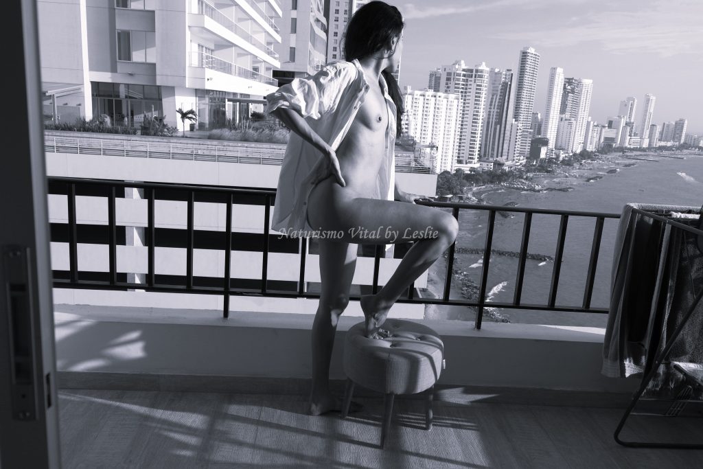 Silueta femenina natural con el atardecer de la ciudad, galería para Naturismo Vital