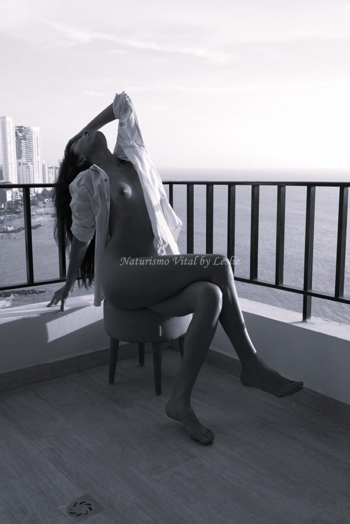 Silueta femenina natural con el atardecer de la ciudad, galería para Naturismo Vital