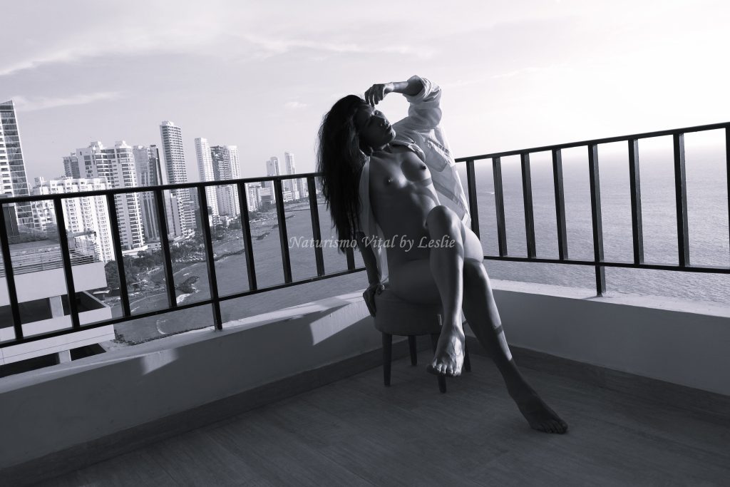 Silueta femenina natural con el atardecer de la ciudad, galería para Naturismo Vital