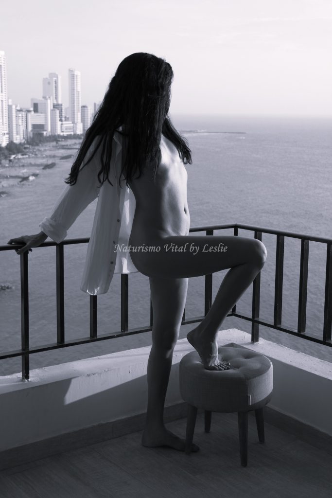 Silueta femenina natural con el atardecer de la ciudad, galería para Naturismo Vital