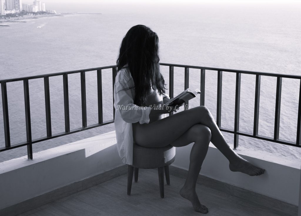 Silueta femenina natural con el atardecer de la ciudad, galería para Naturismo Vital