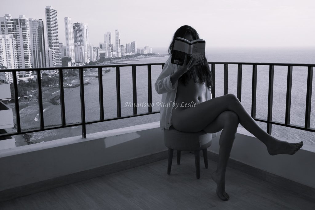 Silueta femenina natural con el atardecer de la ciudad, galería para Naturismo Vital