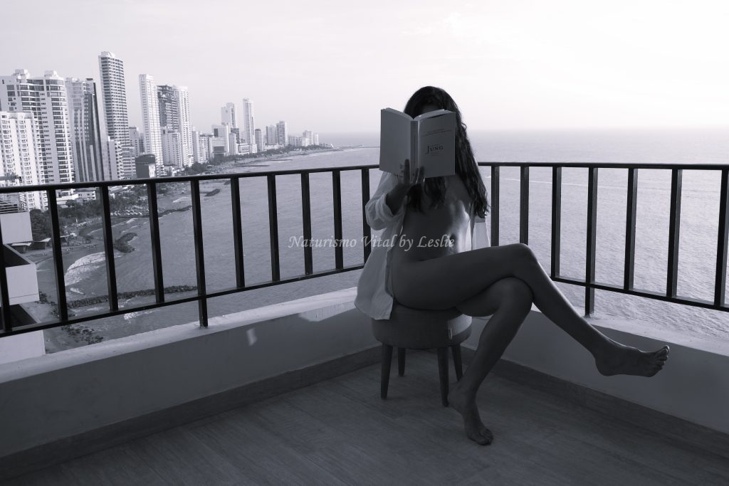 Silueta femenina natural con el atardecer de la ciudad, galería para Naturismo Vital