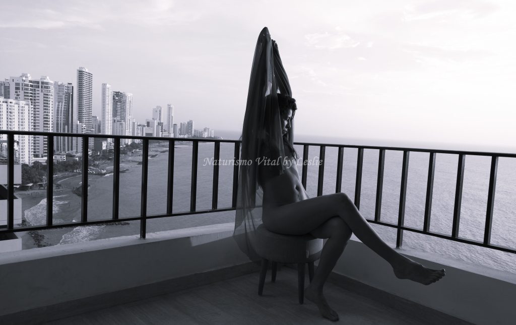Silueta femenina natural con el atardecer de la ciudad, galería para Naturismo Vital