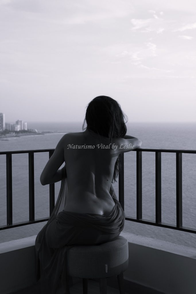 Silueta femenina natural con el atardecer de la ciudad, galería para Naturismo Vital