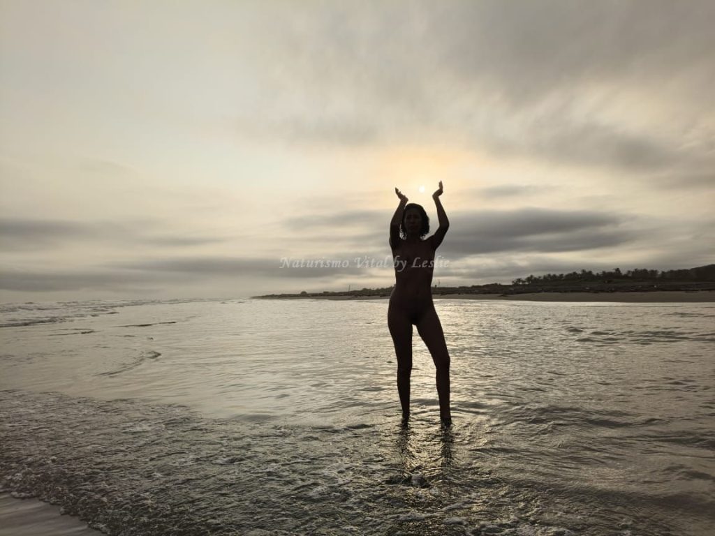 Inicio Silueta a contraluz en el amanecer y la playa, galería para Naturismo Vital