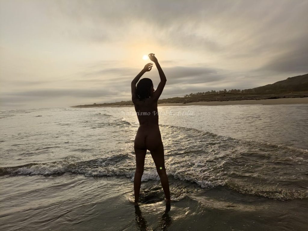 Inicio Silueta a contraluz en el amanecer y la playa, galería para Naturismo Vital